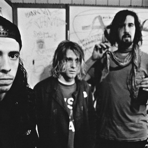 Οι Nirvana στη Φρανκφούρτη, 12 Νοεμβρίου 1991. Από αριστερά προς τα δεξιά: ο ντράμερ Ντέιβ Γκρολ, ο τραγουδιστής και κιθαρίστας Κερτ Κομπέιν και ο μπασίστας Κριστ Νοβοσέλιτς.