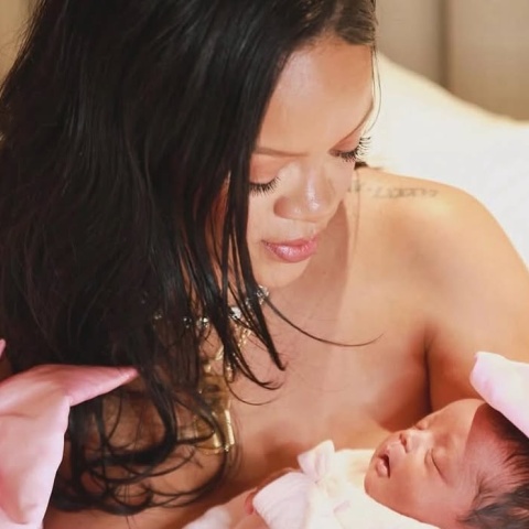 Η Ριάνα με τη νεογέννητη κόρη της