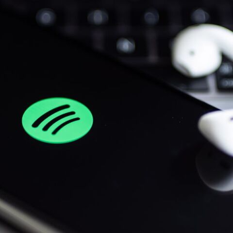 To Spotify αφαίρεσε 75 εκατ. spam τραγούδια που παρήχθησαν με τεχνητή νοημοσύνη, ανακοινώνοντας νέα φίλτρα για την προστασία της μουσικής βιομηχανίας.