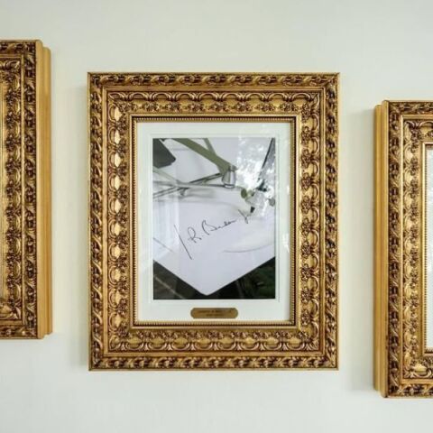 Ο Ντόναλντ Τραμπ τοποθέτησε φωτογραφία με αυτόματο στιλό στη θέση του Τζο Μπάιντεν στη νέα γκαλερί του Λευκού Οίκου, αμφισβητώντας την εκτελεστική του εξουσία.