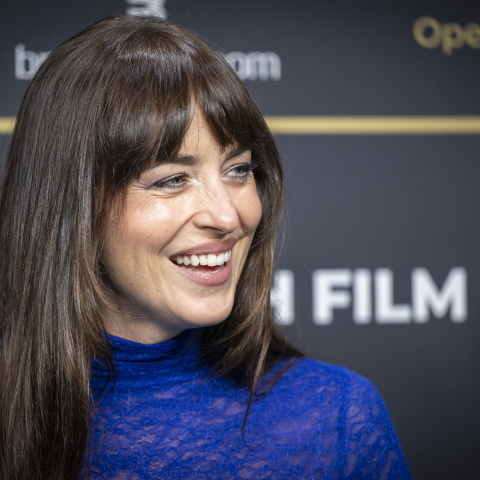 Ντακότα Τζόνσον: Εμφανίστηκε με διάφανο φόρεμα στο Φεστιβάλ Κινηματογράφου της Ζυρίχης