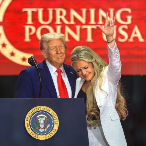 Η χειρονομία της Έρικα Κερκ στην κηδεία του Τσάρλι Κερκ προκάλεσε αντιδράσεις στο διαδίκτυο - Θεωρήθηκε σατανικό σύμβολο - Τι σημαίνει στην πραγματικότητα 