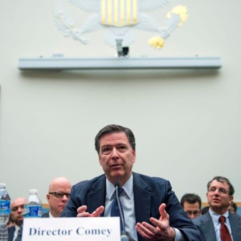 ΗΠΑ: Ο Τζέιμς Κόμεϊ, πρώην διευθυντής του FBI, κατηγορείται για ψευδή κατάθεση και παρεμπόδιση, στο πλαίσιο της εκστρατείας του Τραμπ για δίωξη πολιτικών αντιπάλων.