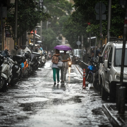 Γυναίκες κατώ από ομπρέλα εν μέσω καταιγίδας