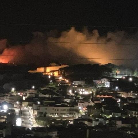 Φωτιά τώρα στο κάστρο της Μυτιλήνης - Καίγεται περιμετρικά 