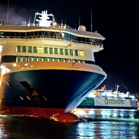 Απρόοπτο στο Blue Star Δήλος - Αλλαγή στο δρομολόγιο για να αποβιβαστεί άρρωστος επιβάτης