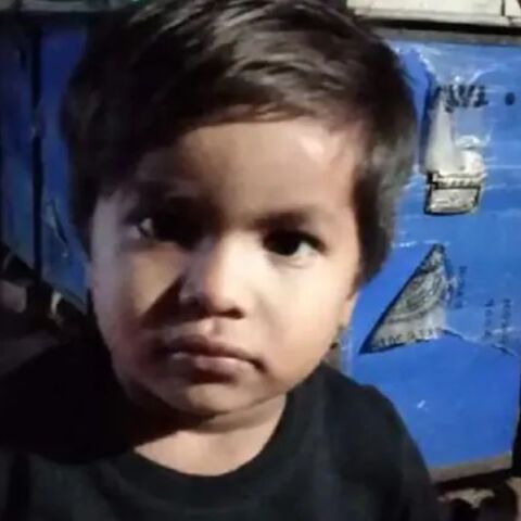 Ινδία: Αποκεφάλισε με φτυάρι 5χρονο μπροστά στα μάτια της μητέρας του - Τον ξυλοκόπησαν μέχρι θανάτου οι γείτονες