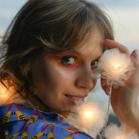 Νέα κοπέλα με κοντά μαλλιά και πορτοκαλί σκιά ματιών 