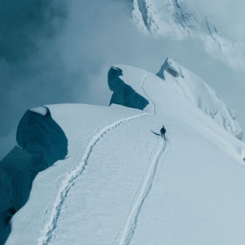 Ο 37χρονος Πολωνός σκιέρ Αντρέι Μπαργκιέλ έγινε ο πρώτος άνθρωπος που σκαρφάλωσε και κατέβηκε με σκι το όρος Έβερεστ χωρίς πρόσθετο οξυγόνο.