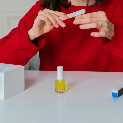 κοπέλα που λιμάρει τα νύχια της 