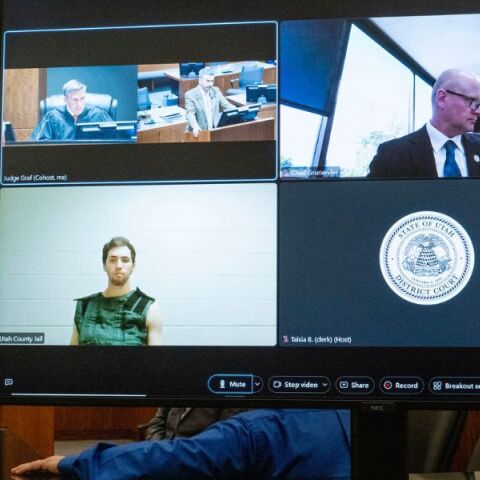 Ο Τάιλερ Ρόμπινσον, κατηγορούμενος για τη δολοφονία του διάσημου συντηρητικού ακτιβιστή Τσάρλι Κερκ παρουσιάζεται σε δικαστήριο στη Γιούτα 