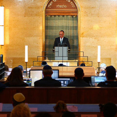 Ο Φρίντριχ Μερτς στη συναγωγή στη Ράιχενμπαχστρασε στο Μόναχο