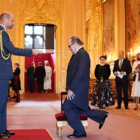 Ο Γκάρι Όλντμαν χρίστηκε ιππότης από τον πρίγκιπα Ουίλιαμ