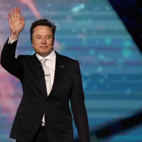 Ο Ελον Μασκ έγινε ο πρώτος «ημι-τρισεκατομμυριούχος» στον κόσμο