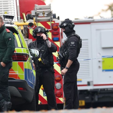 Δύο νεκροί και τρεις σοβαρά τραυματίες από επίθεση με όχημα και μαχαίρι κοντά σε συναγωγή στο Μάντσεστερ - Η Αστυνομία πυροβόλησε τον δράστη.