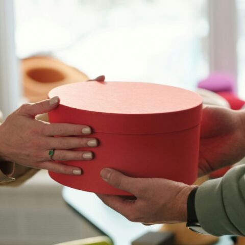 Ποιοι γιορτάζουν σήμερα 4 Οκτωβρίου 2025; Το εορτολόγιο της Athens Voice σου τους θυμίζει. Μην ξεχάσεις να τους δώσεις τις καλύτερες ευχές σου!