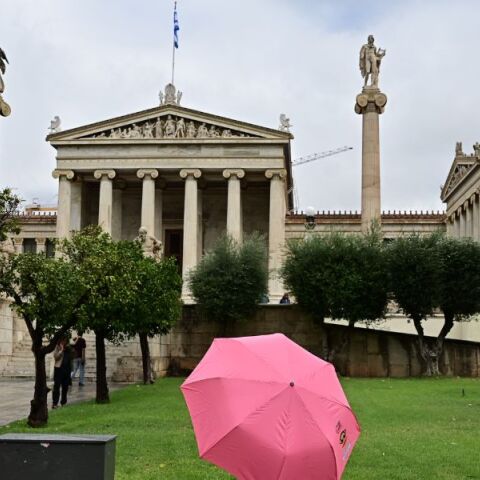 Άστατος καιρός το Σάββατο με τοπικές βροχές κυρίως στα νότια και το Αιγαίο - Η θερμοκρασία πέφτει, φτάνοντας τους 17°C στη Μακεδονία - Βελτίωση από το μεσημέρι.