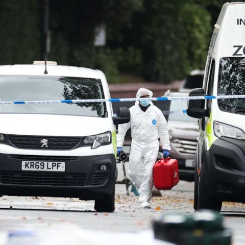 Επίθεση στο Μάντσεστερ: Νεκρός από σφαίρα αστυνομικών ο ένας από τους δύο πιστούς