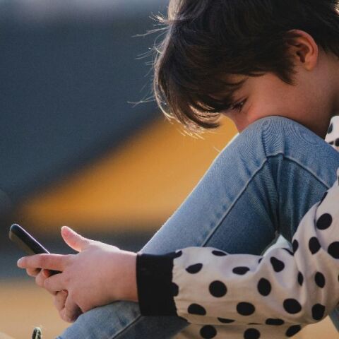 Το TikTok προτείνει πορνογραφικό υλικό σε παιδιά, σύμφωνα με έρευνα