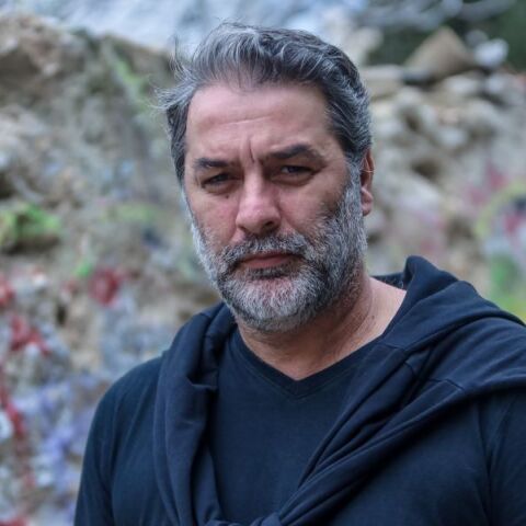 Ο Βασίλης Μπισμπίκης επισκέφθηκε τους πληγέντες από το τροχαίο στη Φιλοθέη, ζητώντας συγγνώμη και προσφέροντας γλυκά - Δεσμεύτηκε να αποκαταστήσει τις ζημιές.