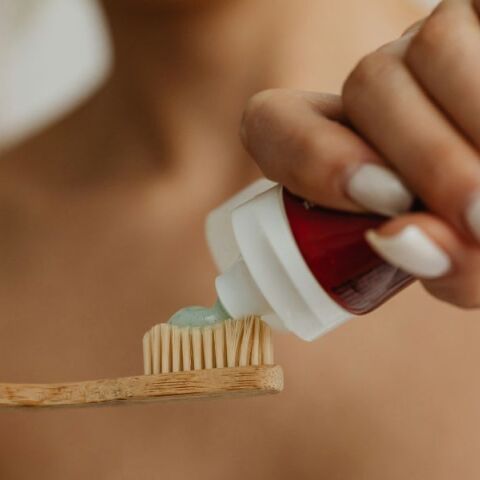 Οδοντίατρος αποκαλύπτει γιατί τα δόντια κιτρινίζουν παρά το καθημερινό βούρτσισμα - Οι καθημερινές συνήθειες που φθείρουν τον σμάλτο.