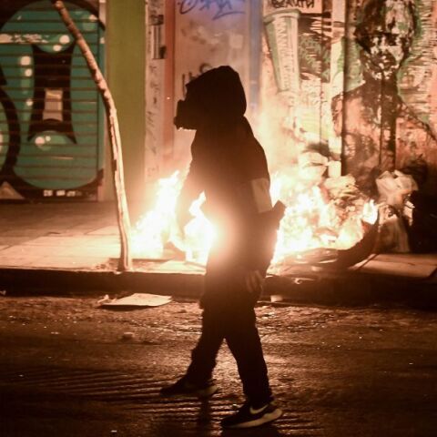 Επεισόδια στα Εξάρχεια τα ξημερώματα - Ομάδα επιτέθηκε σε ΜΑΤ με μολότοφ - Έγιναν 14 προσαγωγές, εκ των οποίων οι 11 μετατράπηκαν σε συλλήψεις.