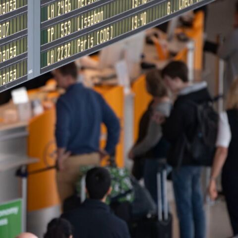 Το αεροδρόμιο του Μονάχου ανέστειλε πτήσεις για δεύτερη μέρα λόγω drones, με 6.500 επιβάτες να επηρεάζονται - Αυξημένες ανησυχίες για την ευρωπαϊκή ασφάλεια.