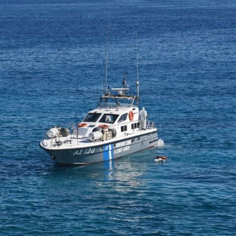 Ναυάγιο σκάφους με μετανάστες εντοπίστηκε ανατολικά του Πλωμαρίου Λέσβου - Διασώθηκαν 17 άτομα, ενώ ανασύρθηκε νεκρή μία γυναίκα - Συνεχίζονται οι έρευνες. 