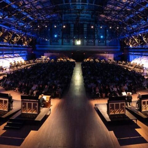 Η σύνθεση «11.000 Strings» του Γκέοργκ Φρίντριχ Χάας ενώνει 50 πιάνα σε διαφορετικές συχνότητες, δημιουργώντας ένα μοναδικό «ηχητικό σύμπαν» στη Νέα Υόρκη.