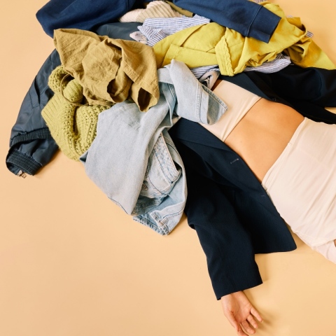 κοπέλα κάτω από πολλά ρούχα 