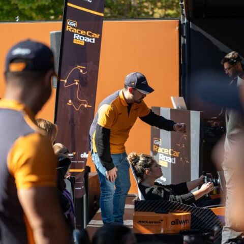 Πανηγυρίζουν οι φίλοι της McLaren F1 Team σε όλο τον πλανήτη - Από το Grand Prix της Σιγκαπούρης μέχρι το Roadshow της Λάρισας με το showcar της McLaren F1 Team