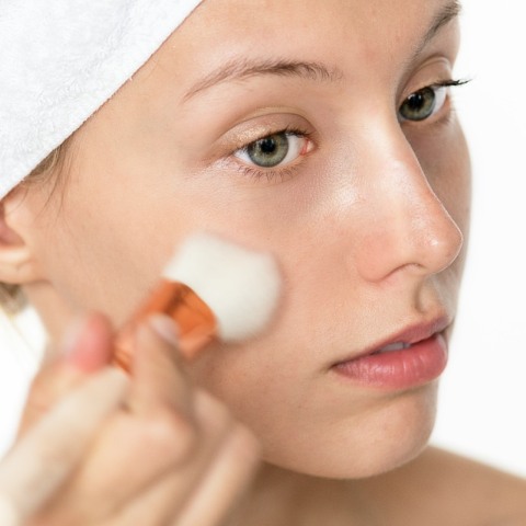 κοπέλα που φοράει foundation