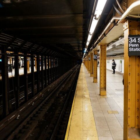 Δύο έφηβες σκοτώθηκαν σε τρένο της Νέας Υόρκης ενώ «σερφάριζαν» πάνω στο βαγόνι, ακολουθώντας επικίνδυνο trend των social media.