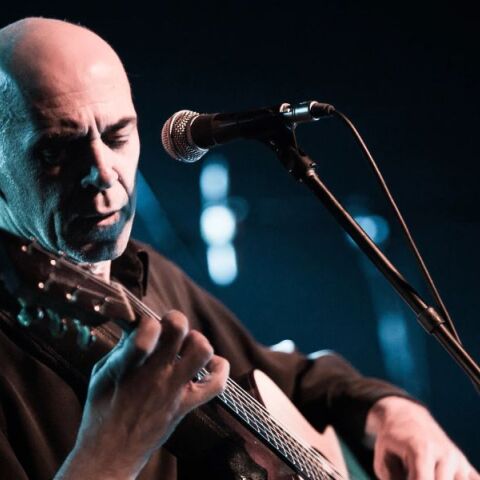 Ορφέας Περίδης: Ένας ευαίσθητος τραβαδούρος με ανοιχτά πανιά