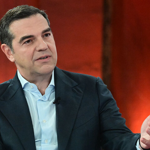 Παραίτηση Αλέξη Τσίπρα: τέσσερις αντιφάσεις σε μια δήλωση