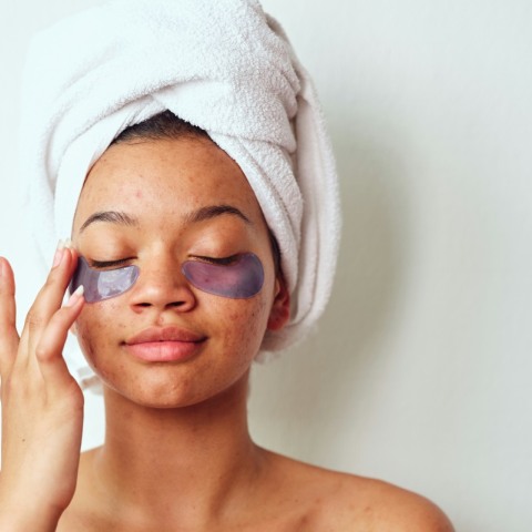 κοπέλα που βάζει μάσκα ματιών 