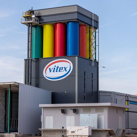 Η Vitex αλλάζει το τοπίο στην Οικοδομή με τον «Χρωμόπυργο», τη νέα υπερσύγχρονη μονάδα παραγωγής κονιαμάτων 