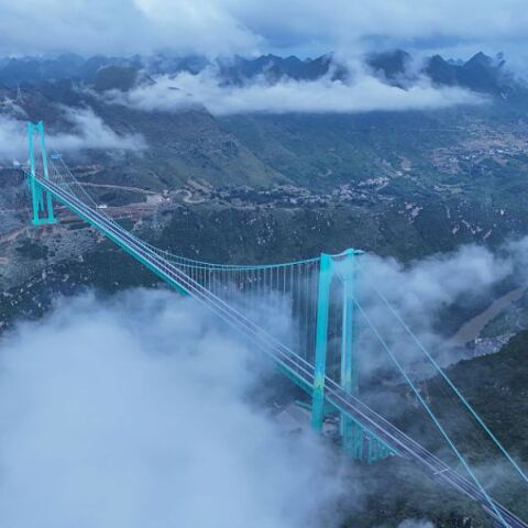 Κίνα: Πώς είναι να διασχίζεις την ψηλότερη γέφυρα του κόσμου - Μαγευτική η θέα «πάνω από τα σύννεφα»