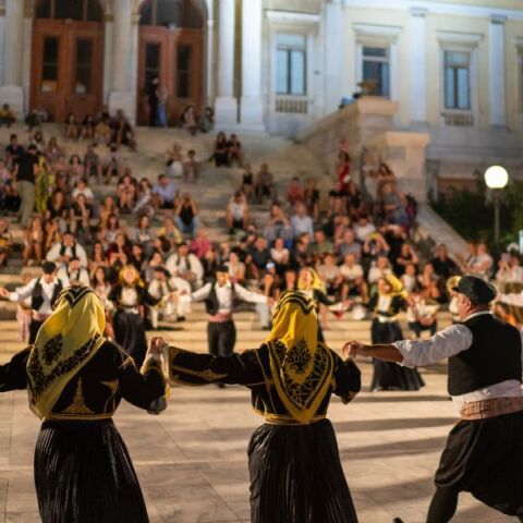 Μαρία Μπουγιέση: Ο ελληνικός χορός κρατάει έναν ομαδικό χαρακτήρα και συνδέει τους ανθρώπους