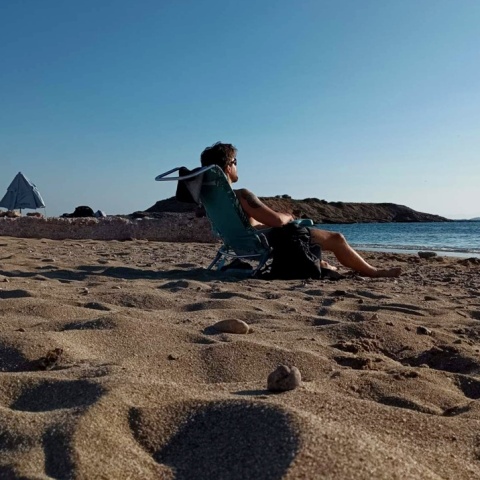 Άτομο κάνει ηλιοθεραπεία στην παραλία