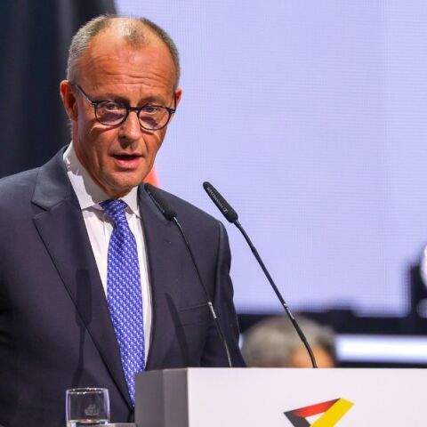 Η Γερμανία καταργεί την ταχεία πολιτογράφηση, σηματοδοτώντας αυστηρότερη στάση στη μετανάστευση και αλλαγή πολιτικού κλίματος.