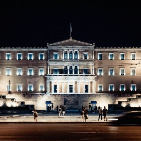 Δημογραφία και μεταναστευτικό: Πώς η Ελλάδα εγκλωβίζεται σε έναν φαύλο κύκλο συρρίκνωσης