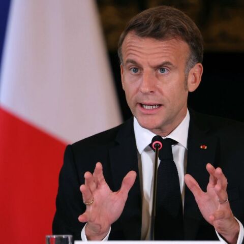 Γαλλία: Ο Εμανουέλ Μακρόν τερματίζει το πενθήμερο σασπένς και ανακοινώνει τον νέο πρωθυπουργό  μετά την παραίτηση Λεκορνί - Διαβουλεύσεις για μη κατάθεση μομφής