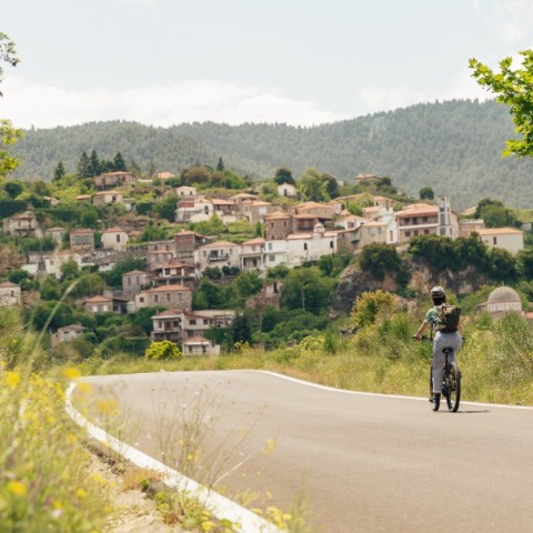 κοπέλα κάνει ποδήλατο στη Βαμβακού