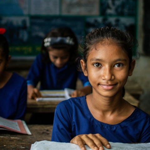 Κορίτσι σε αίθουσα σχολείου χαμογελά