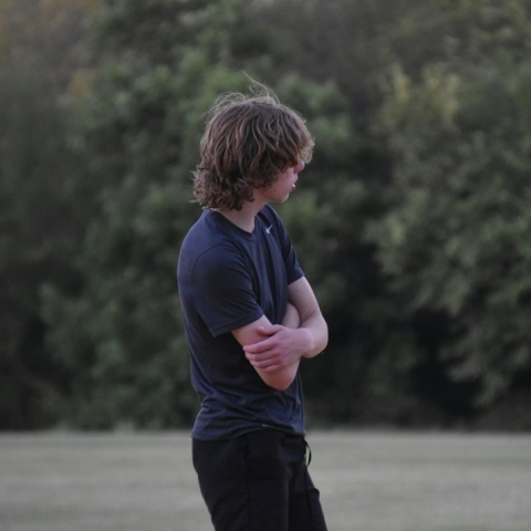 Έφηβος γυρισμένος στο πλάι ενώ στέκεται όρθιος