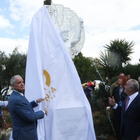 Αποκαλυπτήρια για το πρώτο άγαλμα αφιερωμένο στους μικρομεσαίους επιχειρηματίες - Τι απεικονίζει