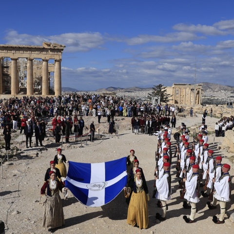 Δείτε εικόνες από την τελετή Έπαρσης της Σημαίας Απελευθέρωσης στην Ακρόπολη 