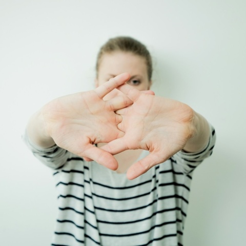 Γυναίκα τεντώνει τα δάχτυλα του χεριού της