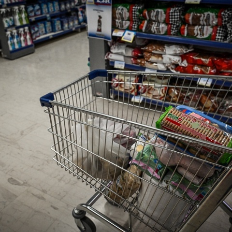 Καρότσι σούπερ μάρκετ με προϊόντα